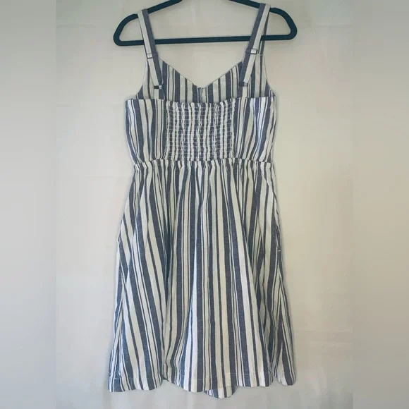 Roxy Women’s Navy and White Striped Dress, XL
85% Cotton, 15 Linen - Picture 5 of 15
